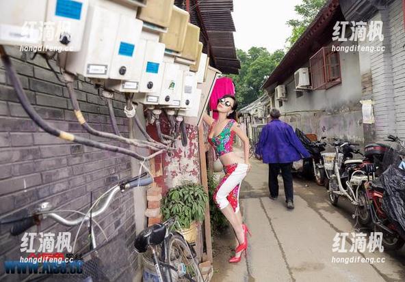 AISS爱丝(黄金版) - 果然索菲不止是个博主，汽车医生写真更新让你重新审视你心爱的轮子。