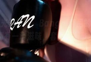 在无圣光笼罩下，Bangni邦尼的双马尾显得别有一番滋味，套图里细节满分！
