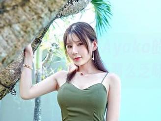 Feilin嗲囡囡 – 方绮言Ayaka的写真合集：平淡的教室变得不那么乏味了。