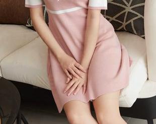 MiiTao蜜桃社 – 伊素妍的户外高清写真集，草地上晒太阳，随时准备来一场“草”的自我怀疑大会！