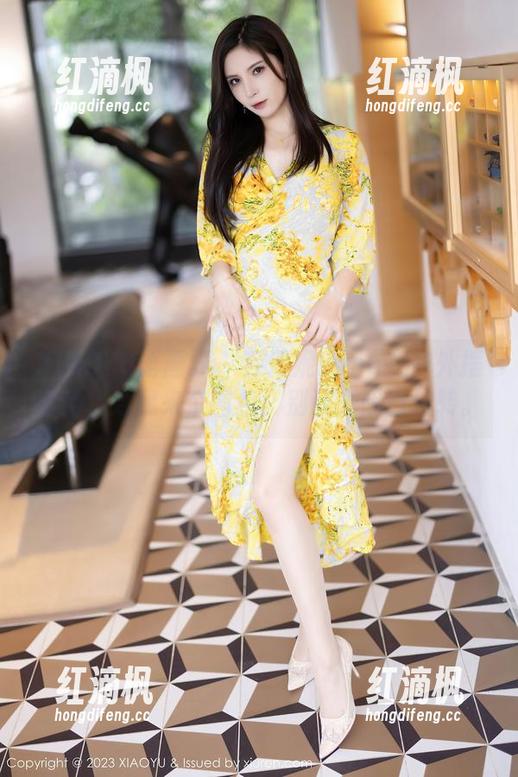 XIAOYU语画界 - 乔漫妮mina在户外摆姿势，给我来个图包，别让光阴白流转。