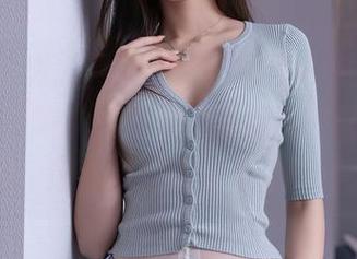 Xiuren秀人网 – 打开原图那一刻，王梓童Doirs的“旗袍”作品里透出温柔，但小心，这温柔里藏着刁钻的角落。