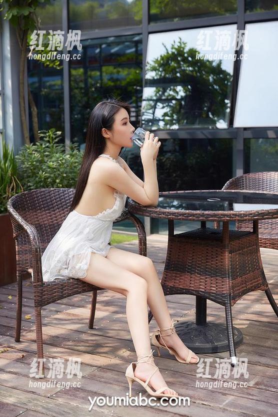 YouMi尤蜜荟 - 合法萝莉的温柔写真更新——我是不是又陷进去无法自拔了？