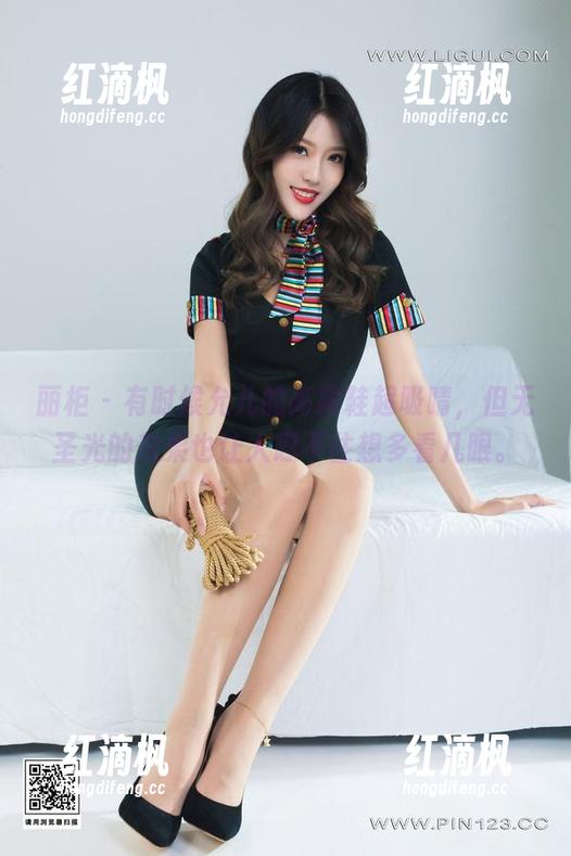 丽柜 - 有时候允儿的高跟鞋超吸睛，但无圣光的效果也让人忍不住想多看几眼。