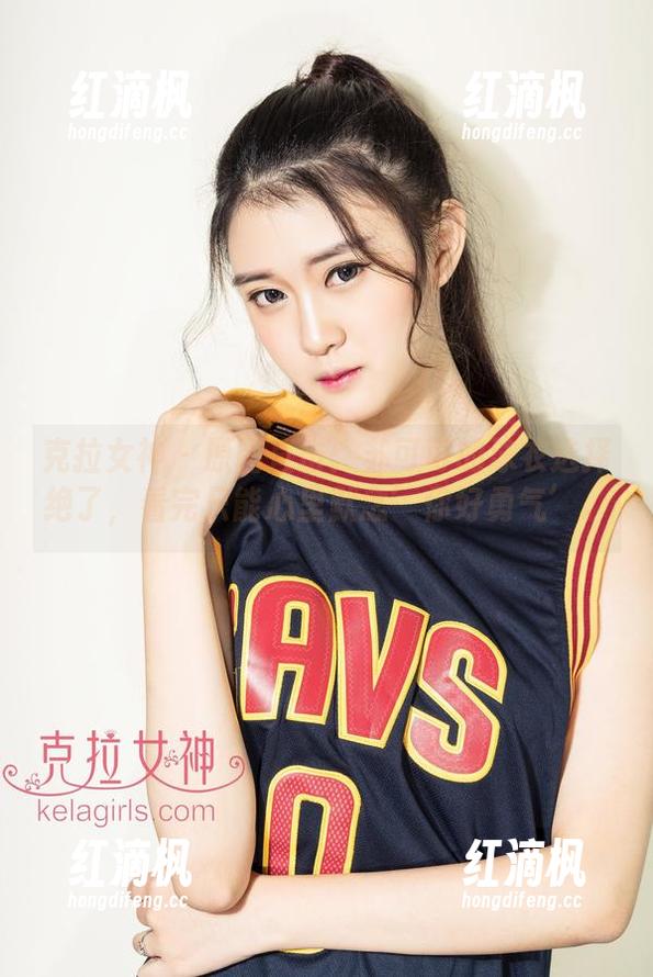 克拉女神 - 原图直击：苏可可的泳衣选择绝了，看完只能心里默念’你好勇气’。