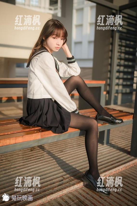 分享兔玩映画“楼梯上的白丝少女”，楼梯不止用来走的哦