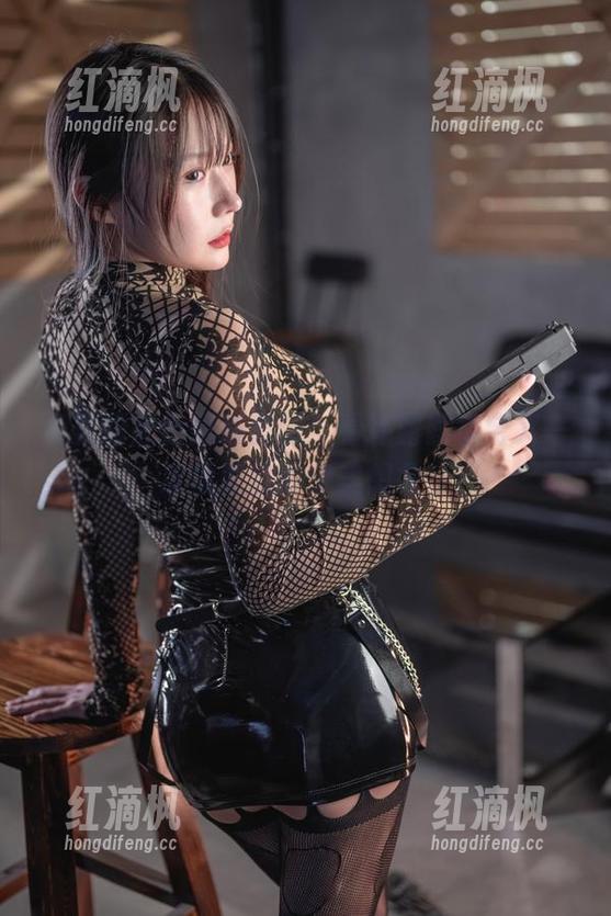免费的黑色西装套图，看坏露露香宝又一次颠覆我的审美想象。