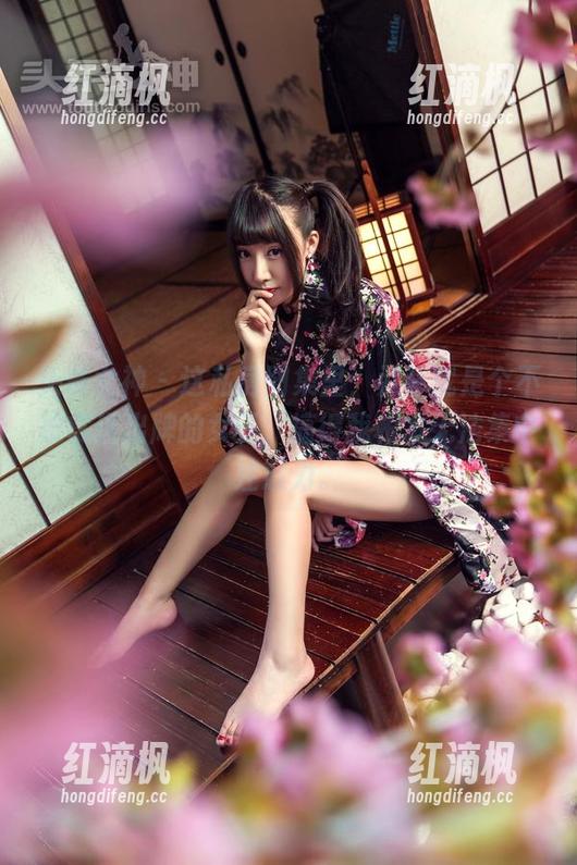头条女神 - 这私房图集里，尹菲就是个不按常理出牌的女王，搞得我根本无法集中注意力。