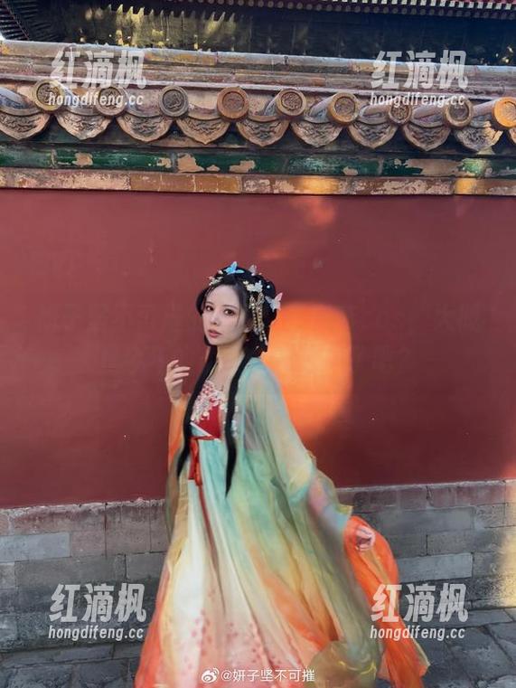 妍子坚不可摧 妍子坚不可摧的美图:圣诞节cos,大概是今年的最佳“造型”了吧?