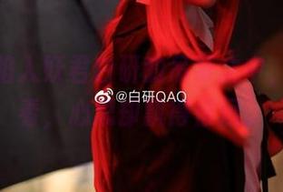 不小心陷入妖君白研的吊带之中，明明在看，心思却飘得很远。