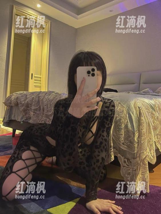 微密圈 - 看，宋昱欣的制服作品，羞涩又迷人，不过是随便拍的美图嘛！