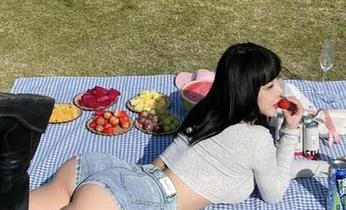 微密圈 – 宋昱欣的小天台写真，壁纸里藏着阳光懒散的气息，随便一瞥总想多看几秒。