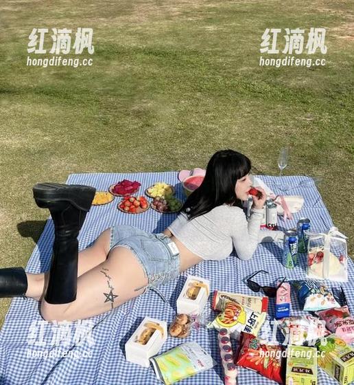 微密圈 - 宋昱欣的小天台写真，壁纸里藏着阳光懒散的气息，随便一瞥总想多看几秒。