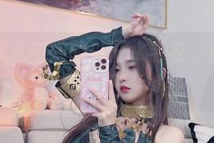 小小奶瓶儿与她的白开水毛衣，合成了一本奇怪的图片集！