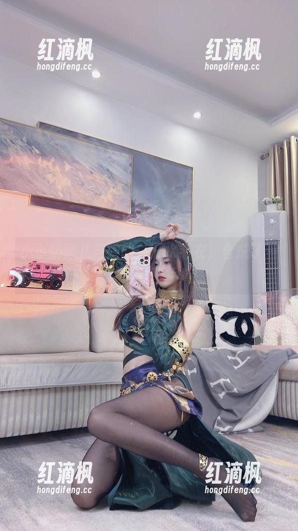小小奶瓶儿与她的白开水毛衣，合成了一本奇怪的图片集！