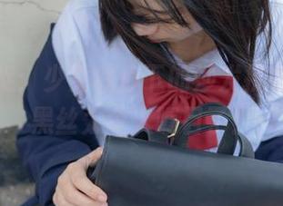 高清捕捉：少女秩序下的沙发抗衡，过膝黑丝太令人瞩目了！