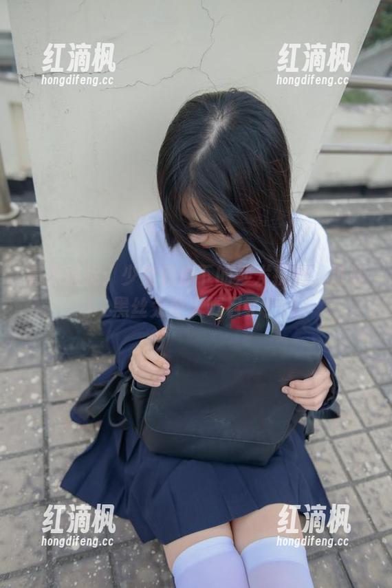 高清捕捉：少女秩序下的沙发抗衡，过膝黑丝太令人瞩目了！