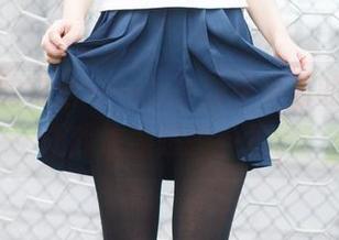 灰裙里的白丝——少女秩序更新的套图，让我偷偷想摸一把。