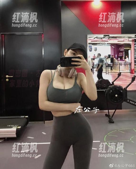 微密圈 - 左公子666私拍系列：一次性把家里的小角落打造成大片，耳机都不想摘！
