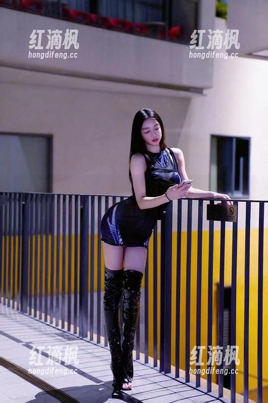 微密圈 - 徐珺大哥在线对学妹的画像，光影之间，却隐隐透着一些情愫。