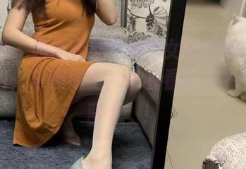 微密圈 – 奶牛变身提袜少女的新搭档：一图二包，乐趣横生，来看看这场牛气的“联手”！
