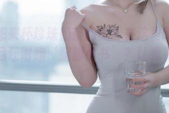 星澜想来杯珍珠奶茶的美脚在这里嗨翻天，作品还附赠‘腿部小书’？让我补补课！