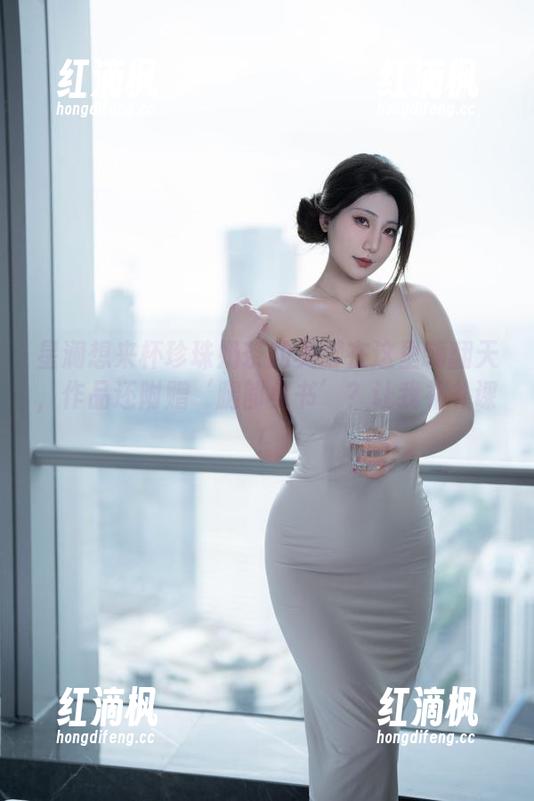 星澜想来杯珍珠奶茶的美脚在这里嗨翻天，作品还附赠‘腿部小书’？让我补补课！