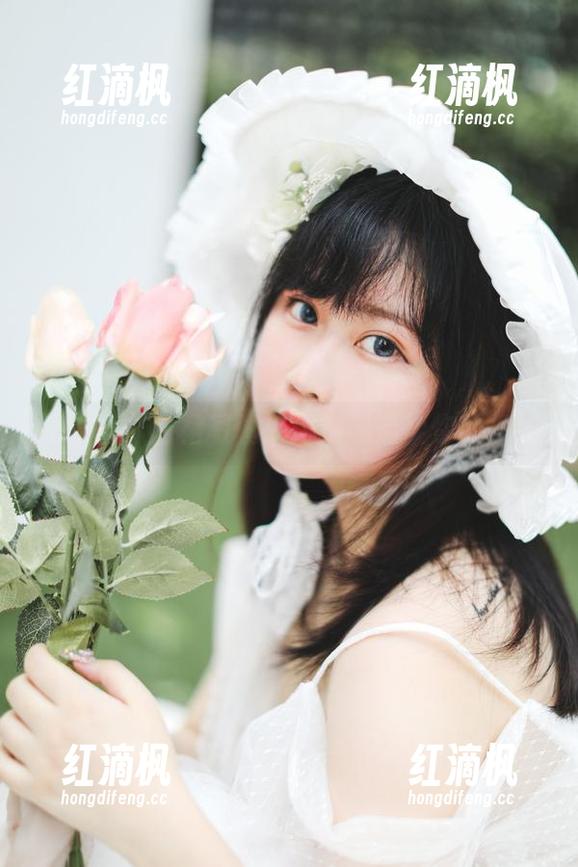 是依酱吖白裙写真：用福利温柔你的视线