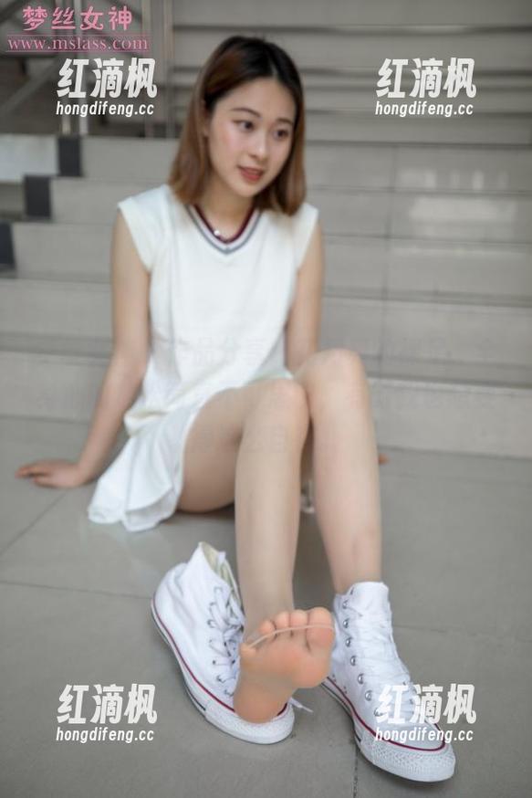 梦丝女神 - 作品分享：花月舞的裸足，全身心的放松简直不可思议，有时我也想变得这么自在。