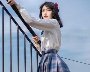 梨瑾瑾的全新高清室内吊带裙，有种说不出的好看…