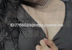 微密圈 – 听说最新照片里的楚楚不吃鱼穿了紧身皮衣和吊带丝袜，果然吸引目光的技巧满分。