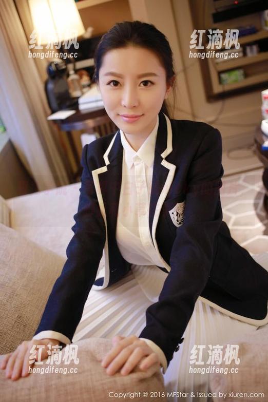 模范学院 - 写真中白子嫣nicky的图片，脚趾和小草在争辩