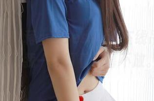 模范学院 – 蒋小静Jessica在线吊带秀，别怪我一直盯着屏幕不放。