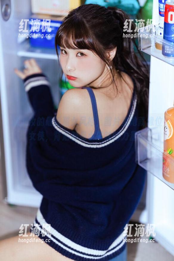 泥泥汝的最新猫女风格，图片里她就像位女侠，背后都是小猫咪的力量！