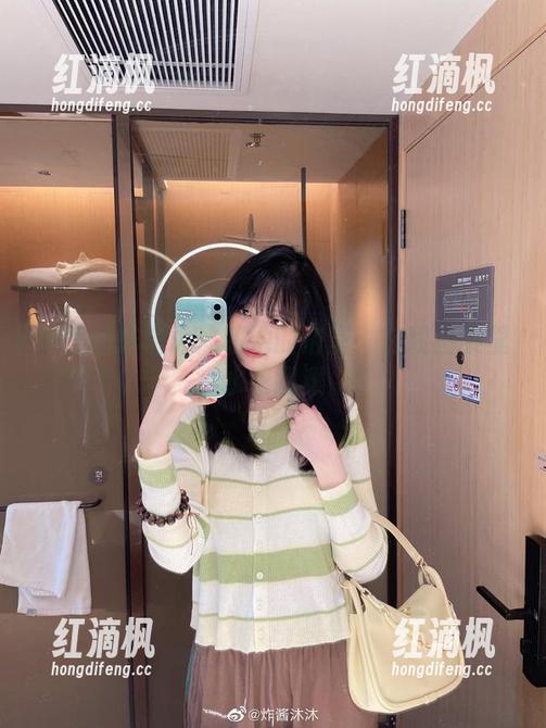 淘气的炸酱沐沐和她的浴室：在线图集里水花四溅