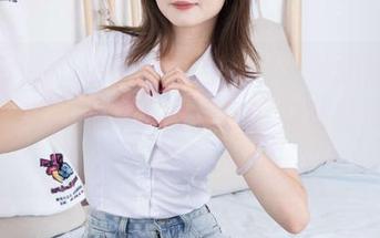 物恋传媒 – 小晴丝袜合集——看这丝滑的触感，想必就算在深夜也能勾起些微妙的情绪。