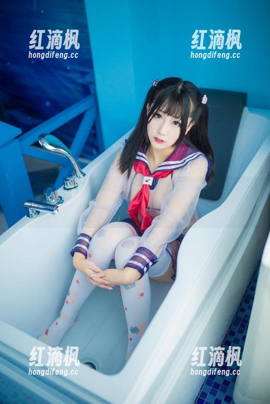 浴缸不仅适合洗澡，猫九酱的写真集让人爱不释手！