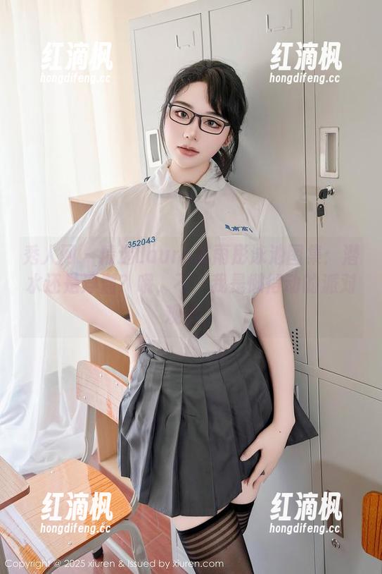 秀人网 - 精选Laura苏雨彤泳池图集：潜水还是浮潜？哦，不，我是懒得动的派对观众。