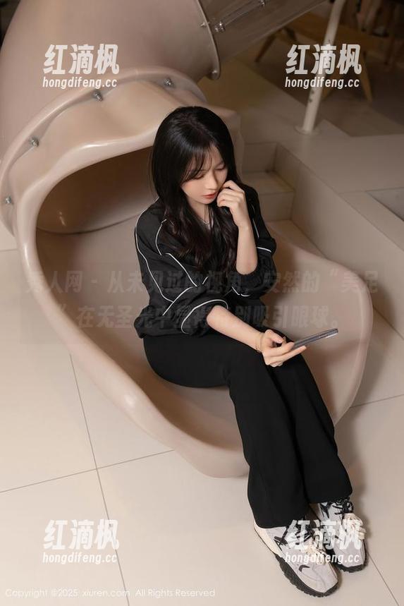 秀人网-安然 秀人网 - 从未见过的视角,安然的“美足”在无圣光中显得特别吸引眼球。