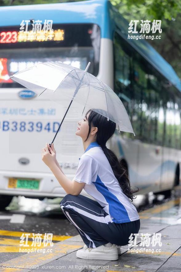 秀人网 - 高清樱桃小犊子抓住泳池的每一瞬，淹没在美丽中