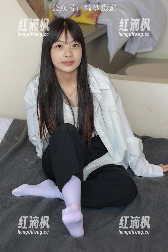 绮梦摄影 - 梦妍的海边套图，海浪在她脚边跳探戈，想来也是种腼腆的表达，对吧？