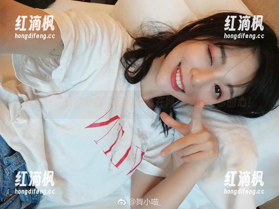 随着舞小喵的步伐，校服合集在网盘里撩动你的心！