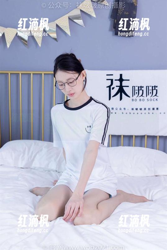 袜啵啵 - 牛仔裤的日常！原图里稚予好像在和这条裤子争宠？