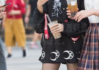 魔镜街拍 – 定制灰裙，丝质飘逸，婷婷的休闲时光。