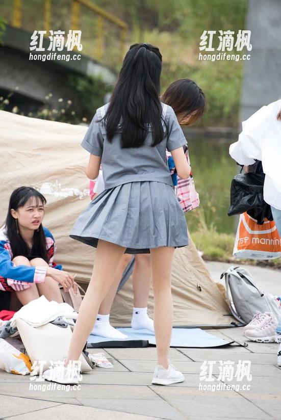 魔镜街拍 - 工作日常：婷婷的粉裙与在线资源的绝妙搭配
