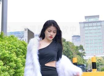 魔镜街拍 – 在漫展的狂欢中，艾小青的私拍美图偷偷散发魅力