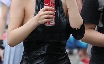 魔镜街拍 – 芝芝的蓝色泳衣，她煞费苦心了吧？不过这个高清美图我给满分！