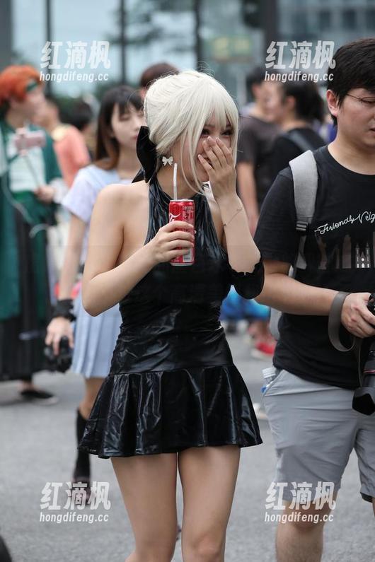 魔镜街拍 - 芝芝的蓝色泳衣，她煞费苦心了吧？不过这个高清美图我给满分！